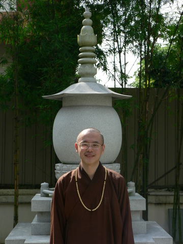 心宏法师摄于新加坡菩提閣舍利塔前(2007)