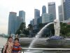 参观市区的瑠琏音樂馆及鱼尾狮：二位莲友于新加坡着名的地标、鱼尾狮前合影