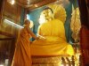 我们向正觉大佛塔的佛陀法相献上金色迦裟