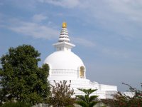 尼泊尔、伦毘尼园，平和大白塔侧面。