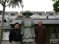 花蓮慶修院,心宏法師及好友,與空海大師雕像合影