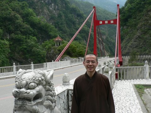 心宏師父攝於花蓮太魯閣(2006年)