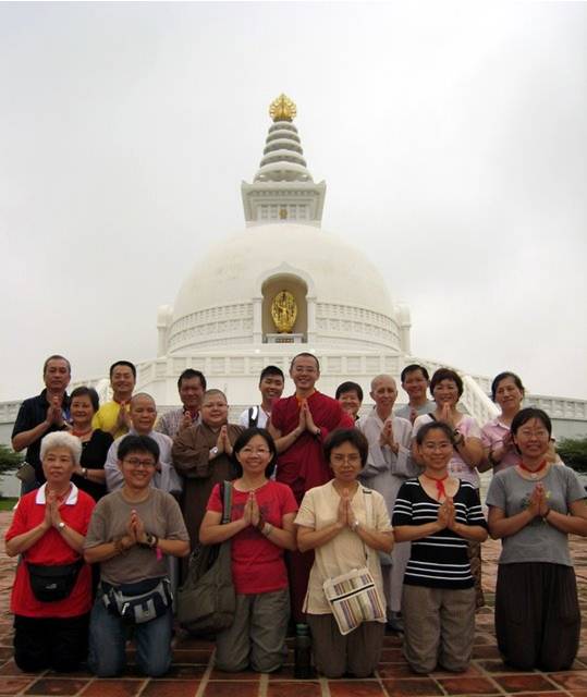 各国莲友到佛陀诞生地伦比尼，和平塔前合照(2007)