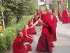 創古-智慧金剛大學內正在辯經的喇嘛